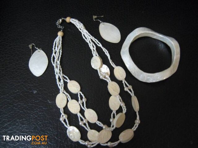 Jewellery necklace, earrings & bracelet - fr J's Room