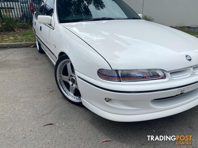 1993 Holden Commodore VR Executive Sedan 4dr Auto 4sp 5.0i [Jul]  Sedan - photo 2 of 17