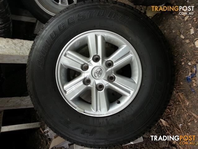 Hilux SR5 factory wheel and tyres