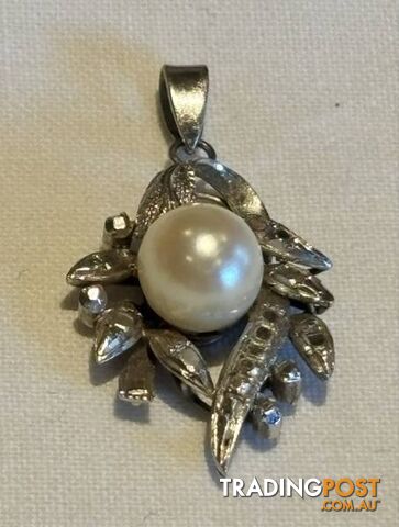 Vintage Japanese pearl and silver? pendant. Hallmarked 14K on bale