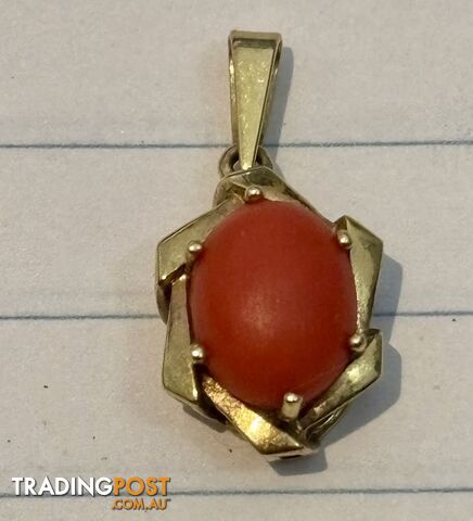 Genuine 1960 vintage 9 ct hallmarked yellow gold red or blood coral pendant, ex cond. Made in Italy.