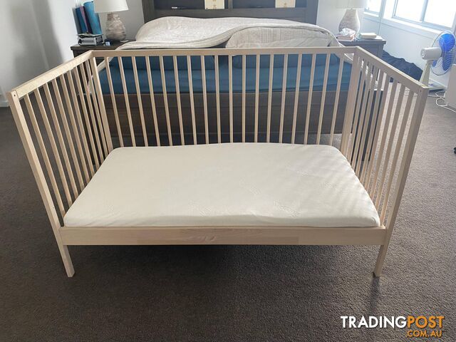 Low tox baby cot, mattress and sheets