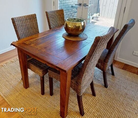 Very Good Condition Dinning Table and Chairs