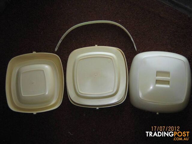 PICNIC SET IN BASKET, VINTAGE 1960 RARE & UNIQUE -- REDUCED PRICE - photo 3 of 3