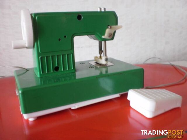 DIE CAST SEWING MACHINE, ANTIQUE, COLLECTABLE & RARE - photo 2 of 3