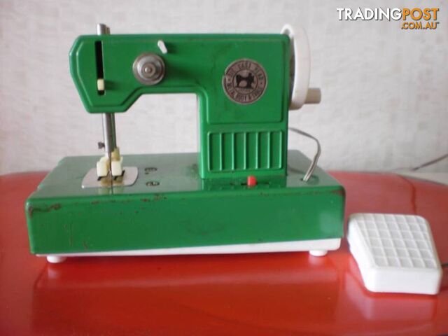 DIE CAST SEWING MACHINE, ANTIQUE, COLLECTABLE & RARE