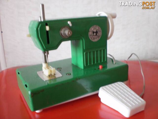 DIE CAST SEWING MACHINE, ANTIQUE, COLLECTABLE & RARE - photo 3 of 3