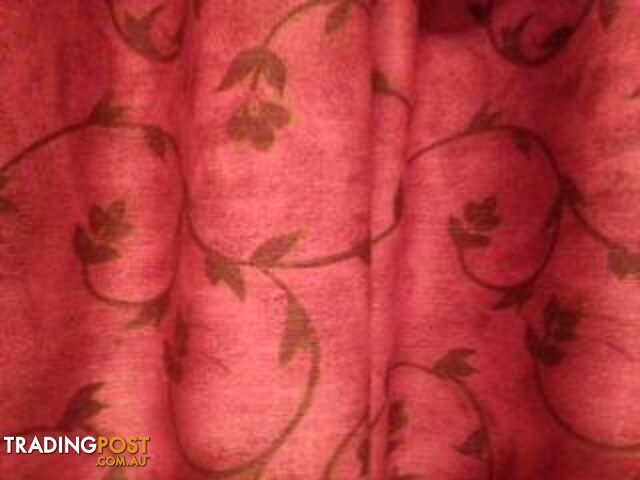 SATIN QUILT COVER SET, PILLOW CASES & MATCHING CURTAINS - photo 5 of 5