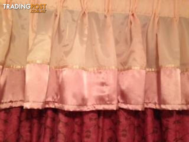 SATIN QUILT COVER SET, PILLOW CASES & MATCHING CURTAINS - photo 4 of 5