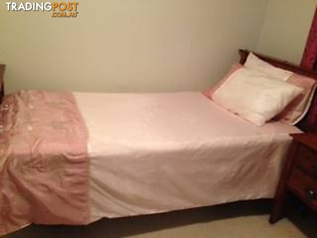 SATIN QUILT COVER SET, PILLOW CASES & MATCHING CURTAINS - photo 2 of 5