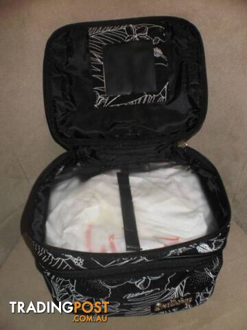 BEAUTY CASES, MAKEUP, JEWELLERY, TOILETRIES, COSMETICS, FIRST AID - photo 2 of 10