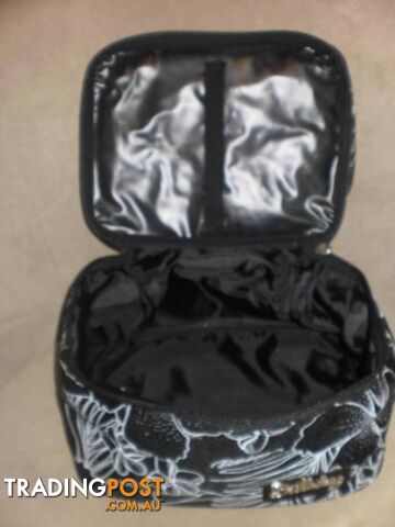 BEAUTY CASES, MAKEUP, JEWELLERY, TOILETRIES, COSMETICS, FIRST AID - photo 3 of 10