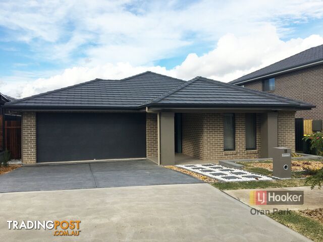 11 Hinton Loop ORAN PARK NSW 2570