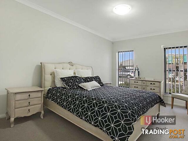 15 Richards Loop ORAN PARK NSW 2570