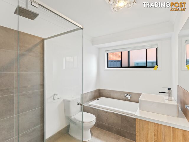 1/2 Kurrajong Crescent KALARU NSW 2550