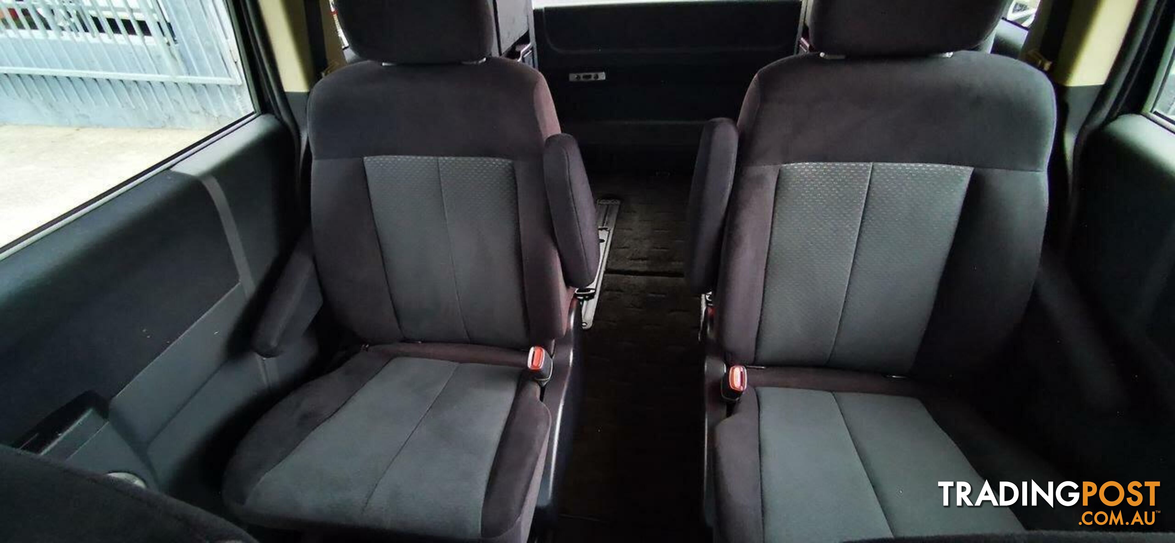 2011 MITSUBISHI DELICA D:5  -