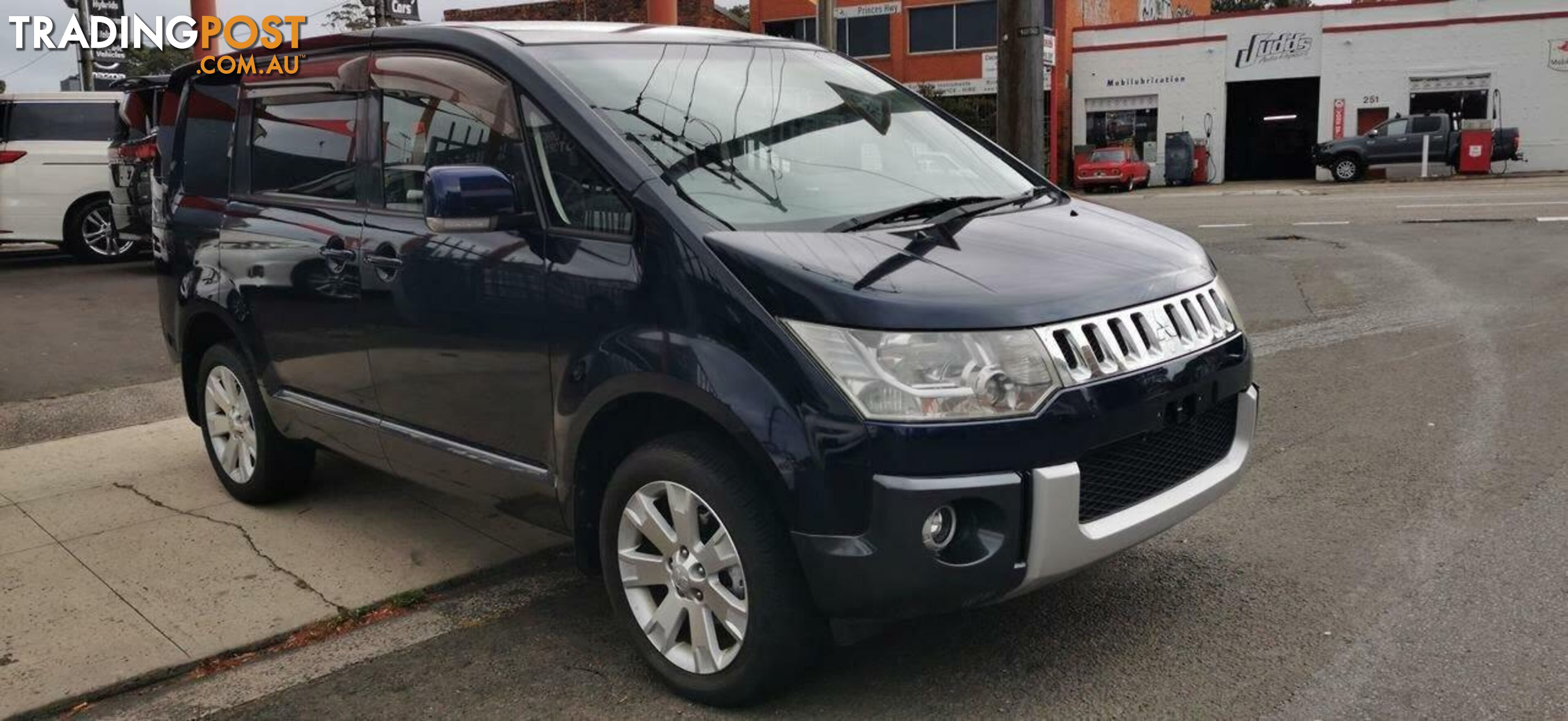 2011 MITSUBISHI DELICA D:5  -