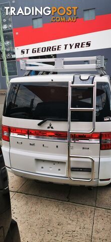 2010 MITSUBISHI DELICA D:5  -