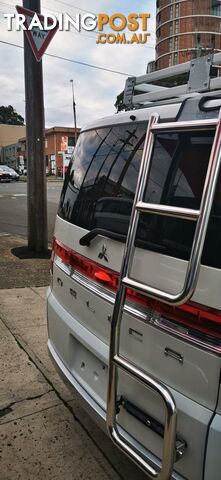 2010 MITSUBISHI DELICA D:5  -