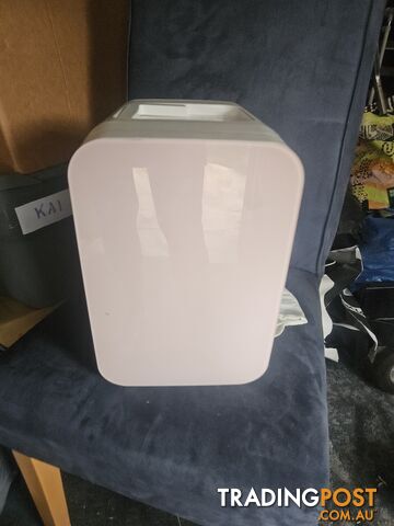 Mini Kmaet cosmetic fridge