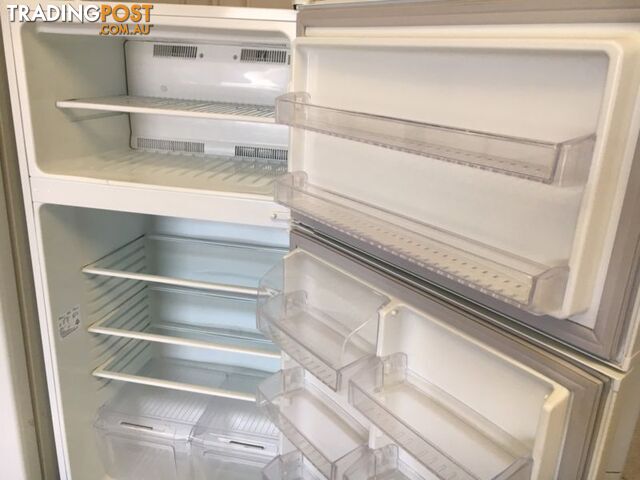 520l Kelvinator fridge freezer