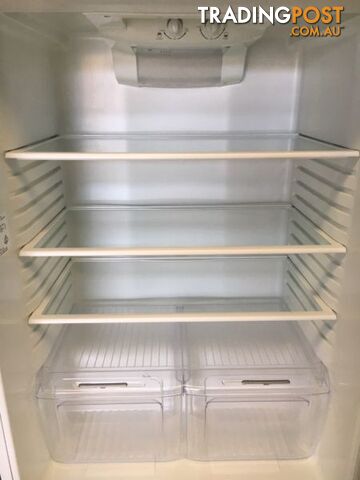 520l Kelvinator fridge freezer