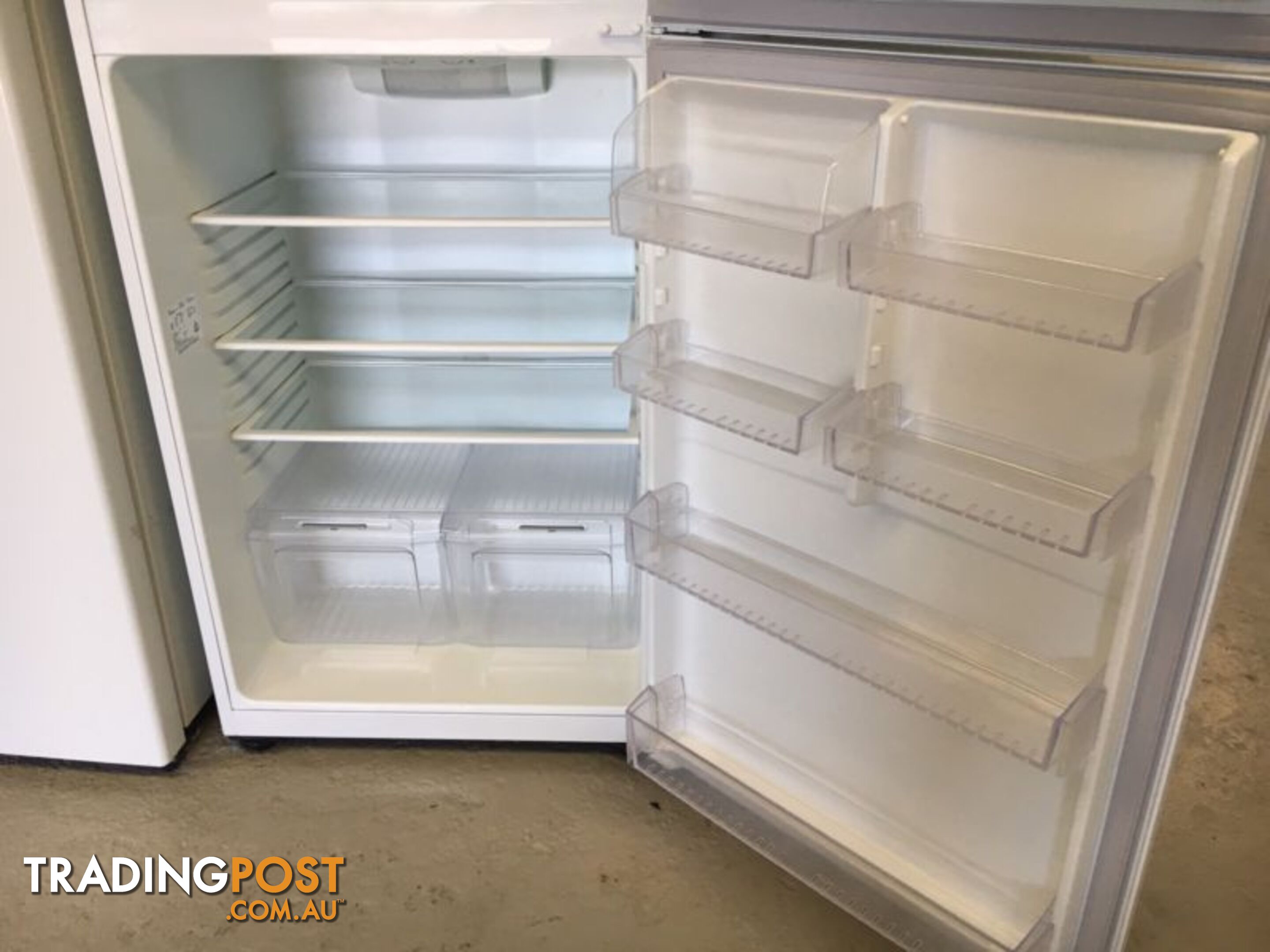 520l Kelvinator fridge freezer