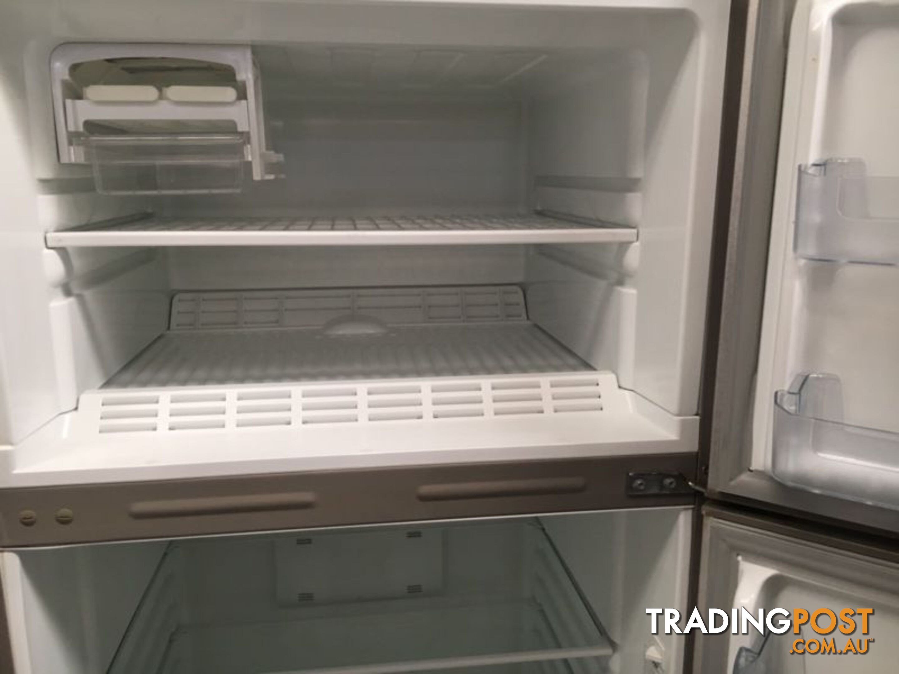 460l Hisense fridge freezer DELIVERY WARRANTY