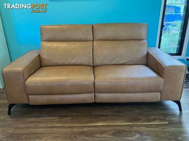Comfortable 2.5 Seater Leather Lounge