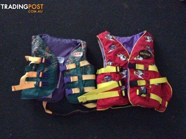 2 kids life jackets good condition cheap
