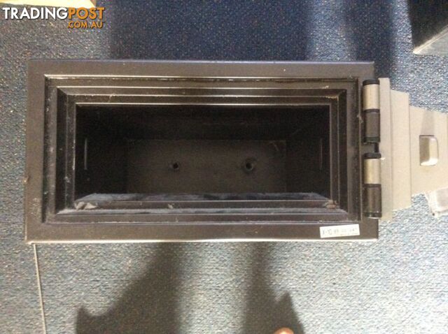 Safe comes with 2 keys very heavy good condition - photo 2 of 2