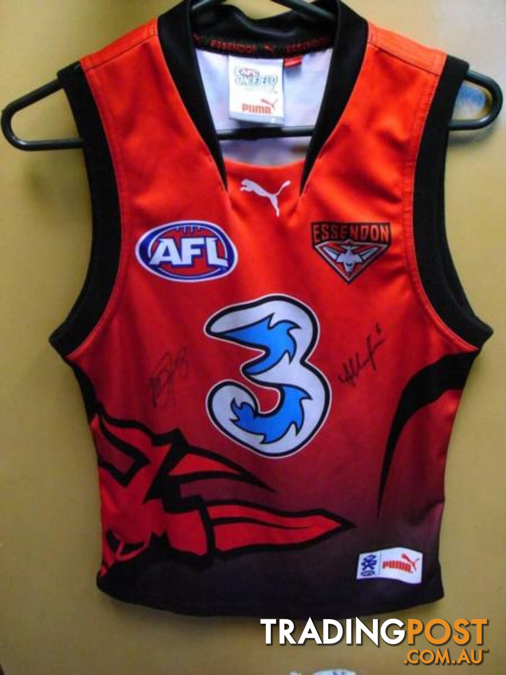 ******SIGNED*****ESSENDON FOOTBALL CLUBS PUMA SIZE