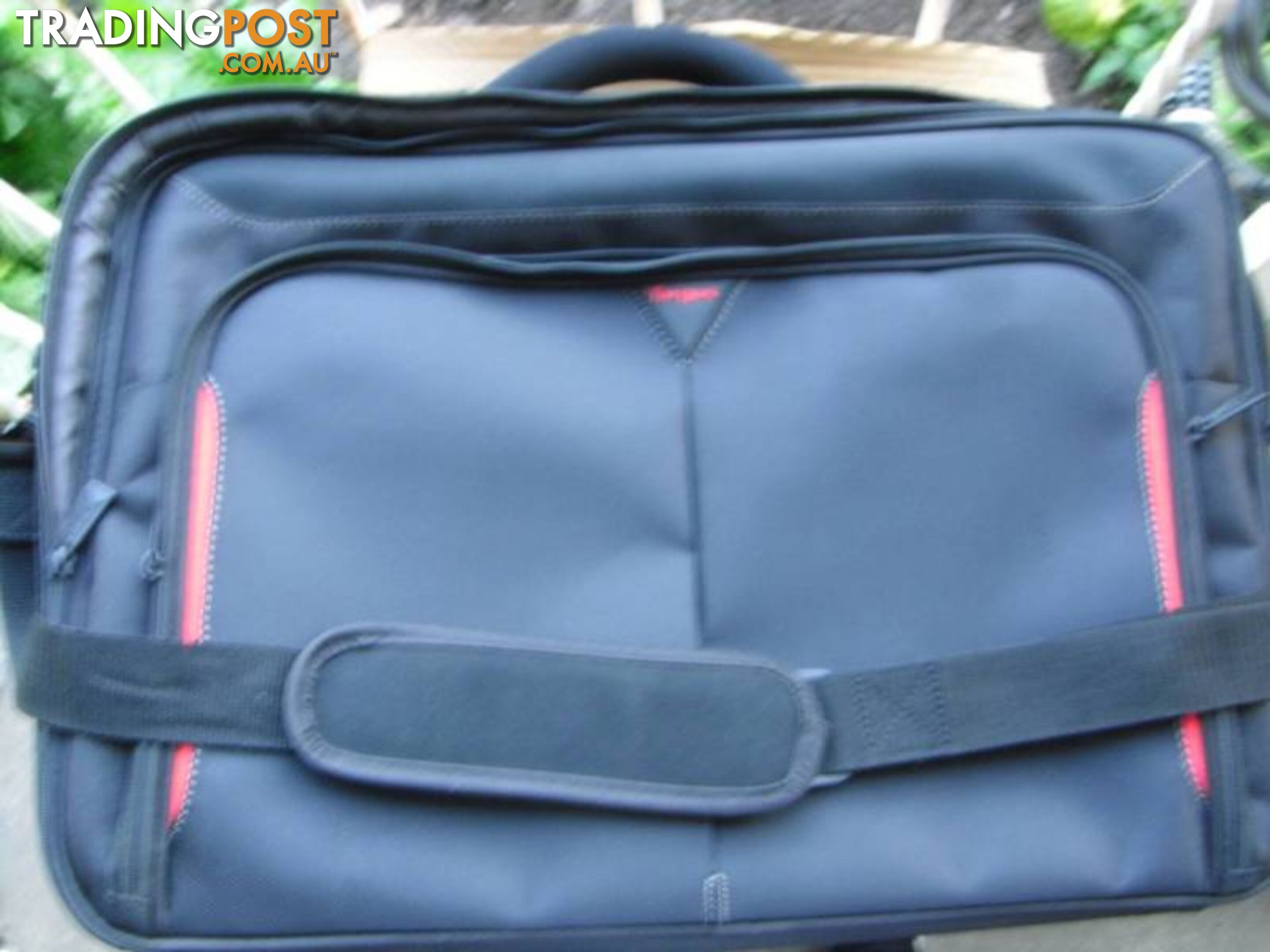new large 17" targus laptop bag