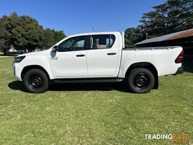 2022 TOYOTA HILUX   DUAL CAB