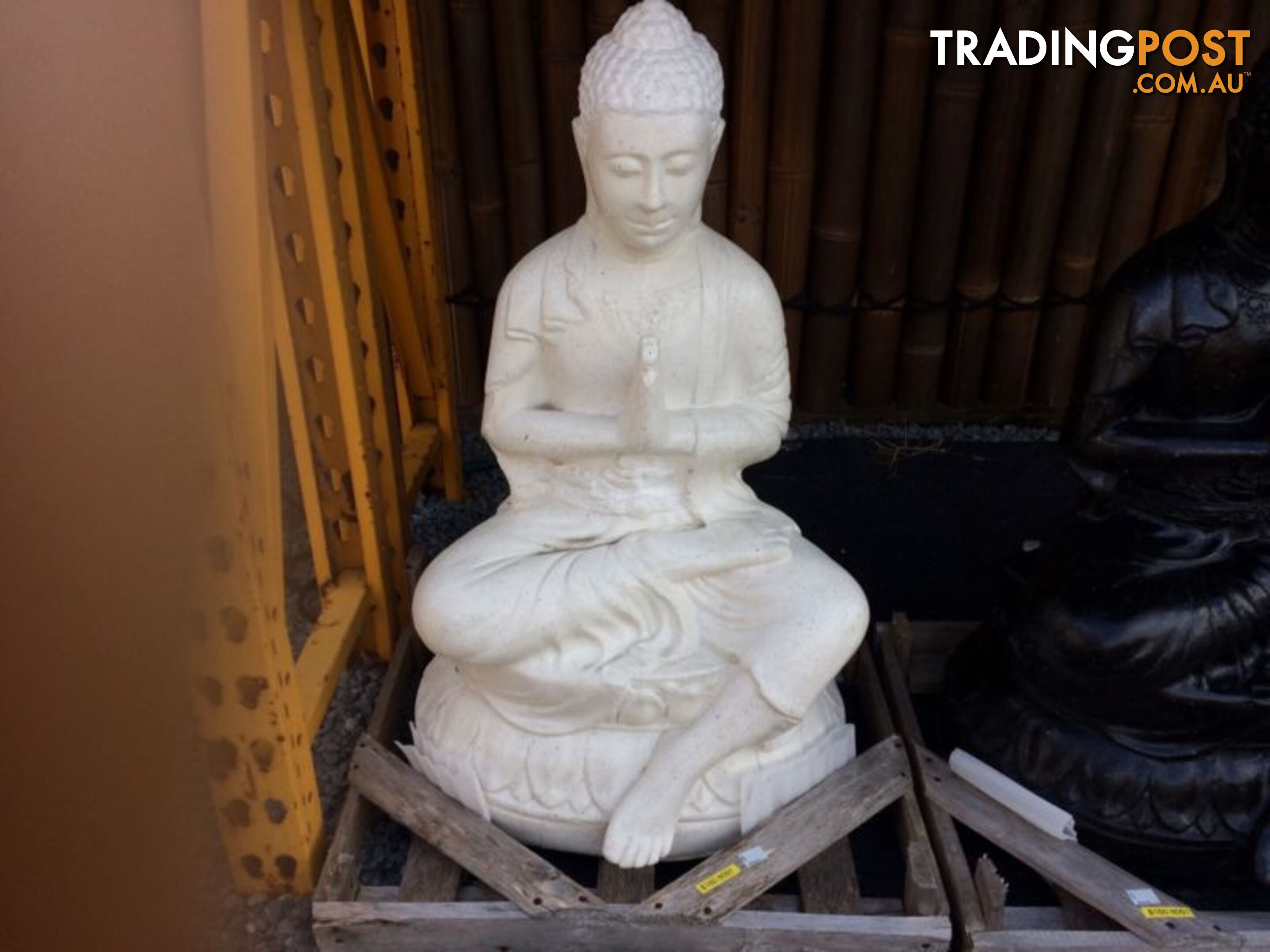 STATUE SITTING BUDDHA PRAYING 80x45x40cm (WHITE)