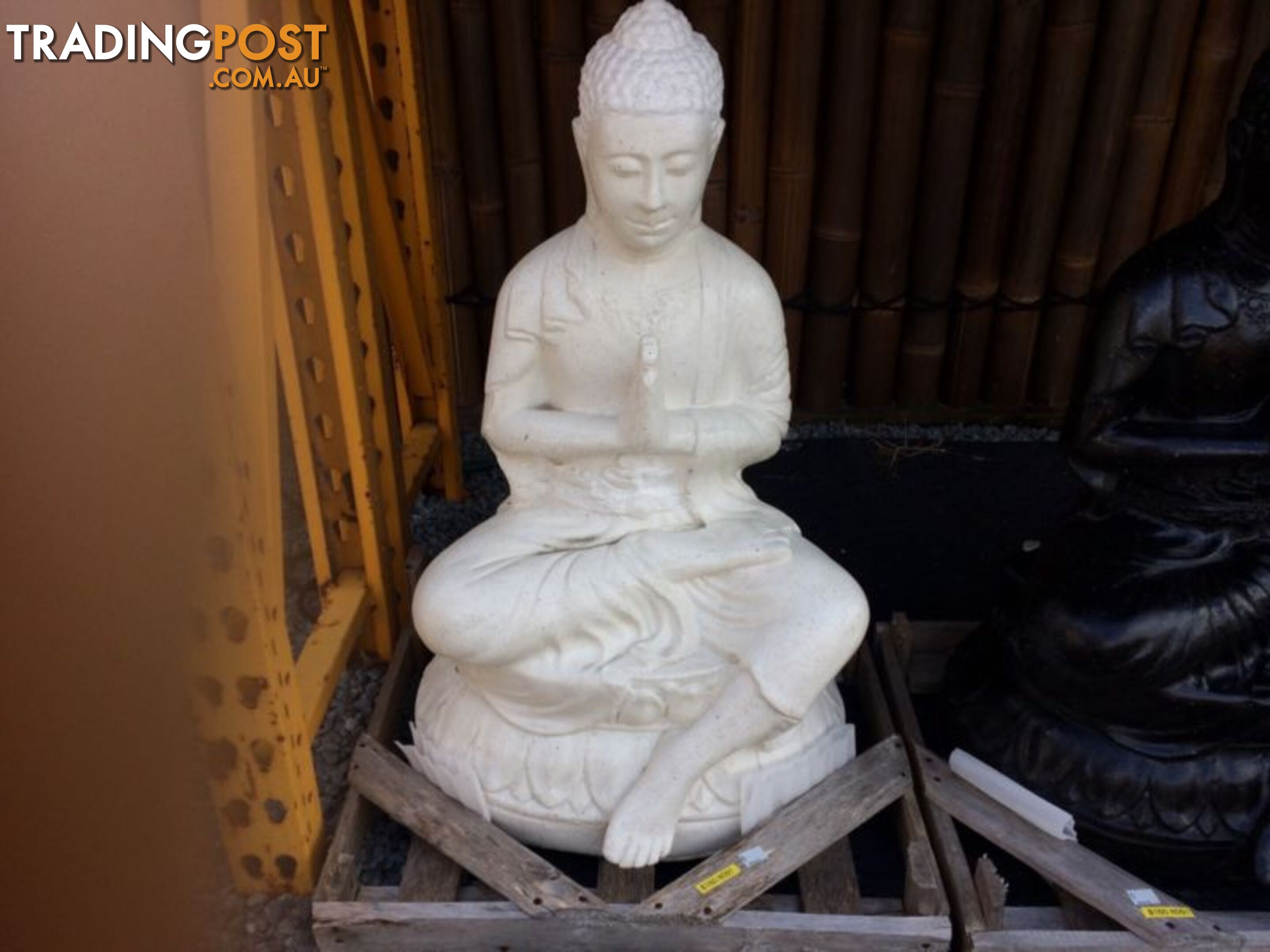 STATUE SITTING BUDDHA PRAYING 80x45x40cm (WHITE)