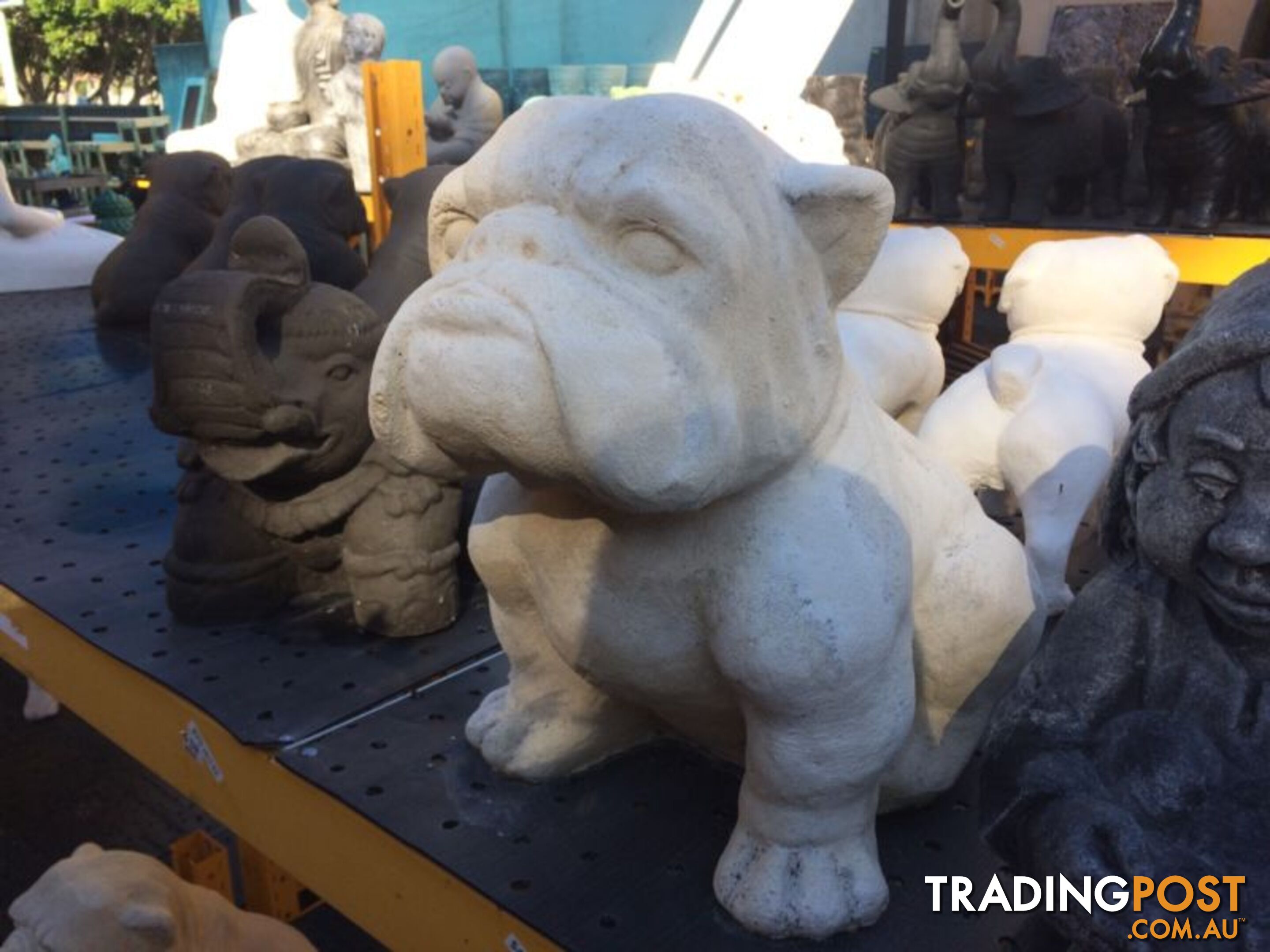 STATUE ANIMAL BULLDOG BIG (WHITE)