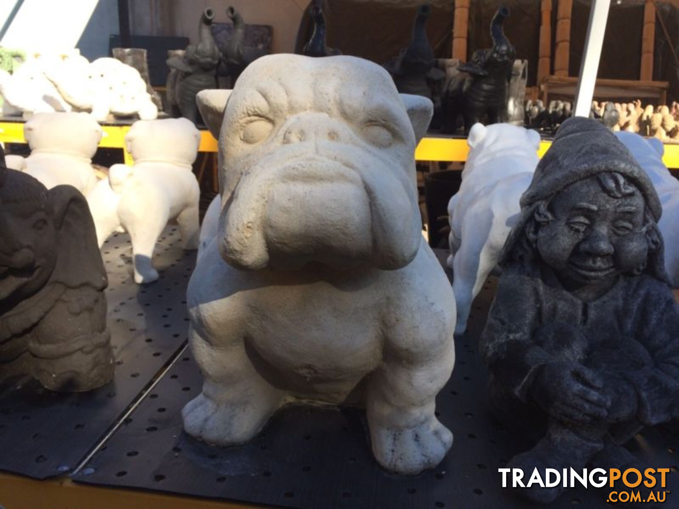 STATUE ANIMAL BULLDOG BIG (WHITE)