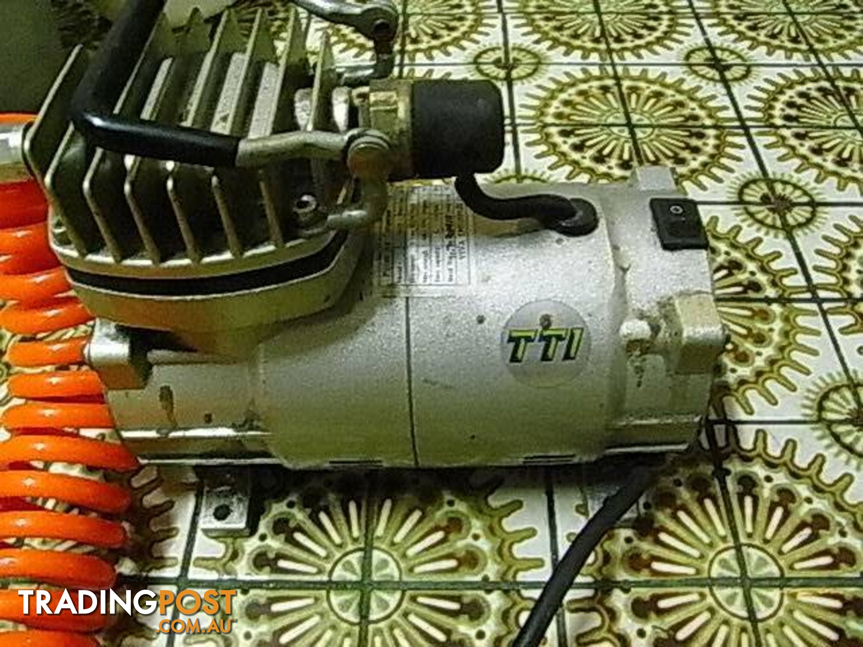 1/8 HP AIR BRUSH AIR COMPRESSOR MA25 MADE IN TAIWAN