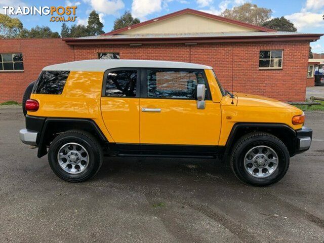 2011 TOYOTA FJ CRUISER GSJ15R 4D WAGON - photo 2 of 11