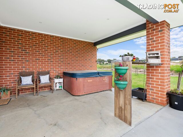 9 Hawkins Crescent LINDENOW SOUTH VIC 3875