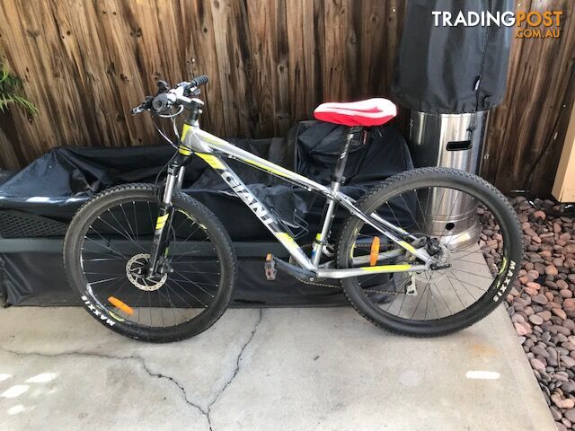 BICYCLE - GIANT ALUXX 6000 SERIES MOUNTAIN BIKE