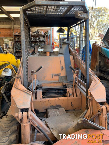 Case 1835 skid steer loader - photo 3 of 7