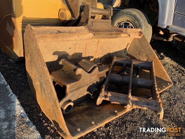 Hydraulic quick hitch for 20-25 tonne excavator