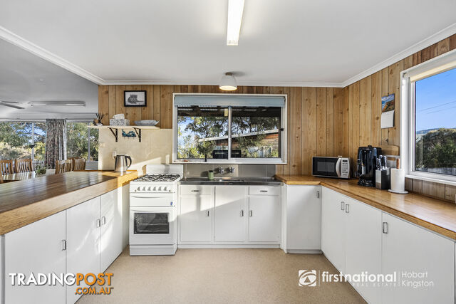 17 Victoria Avenue DENNES POINT TAS 7150 - photo 2 of 14