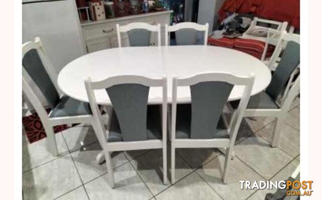 White oval extendable table and 6 chairs