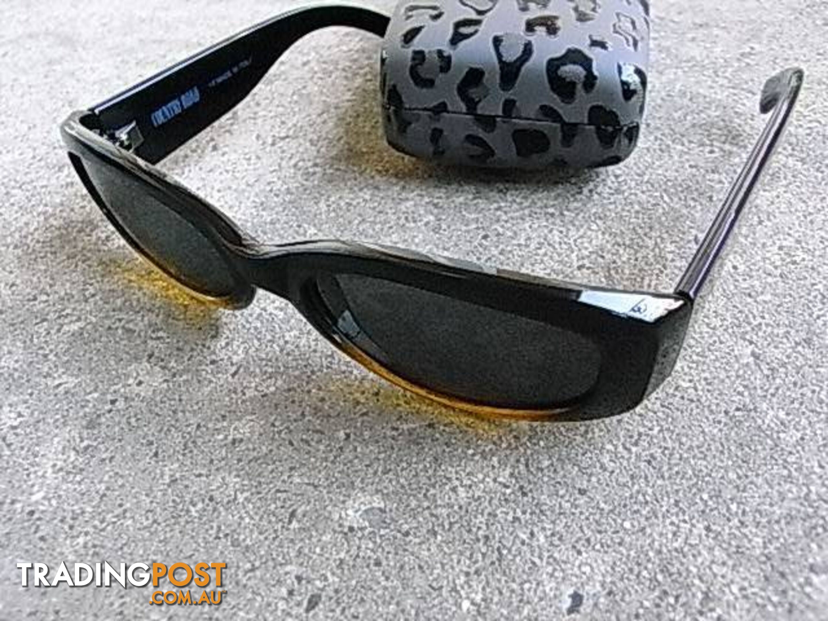 COUNTRY ROAD SUNGLASSES VGC MADE IN ITALY PICKUP CLAYTON 3168 OR