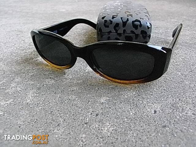 COUNTRY ROAD SUNGLASSES MADE IN ITALY PICKUP OR POST 6.99