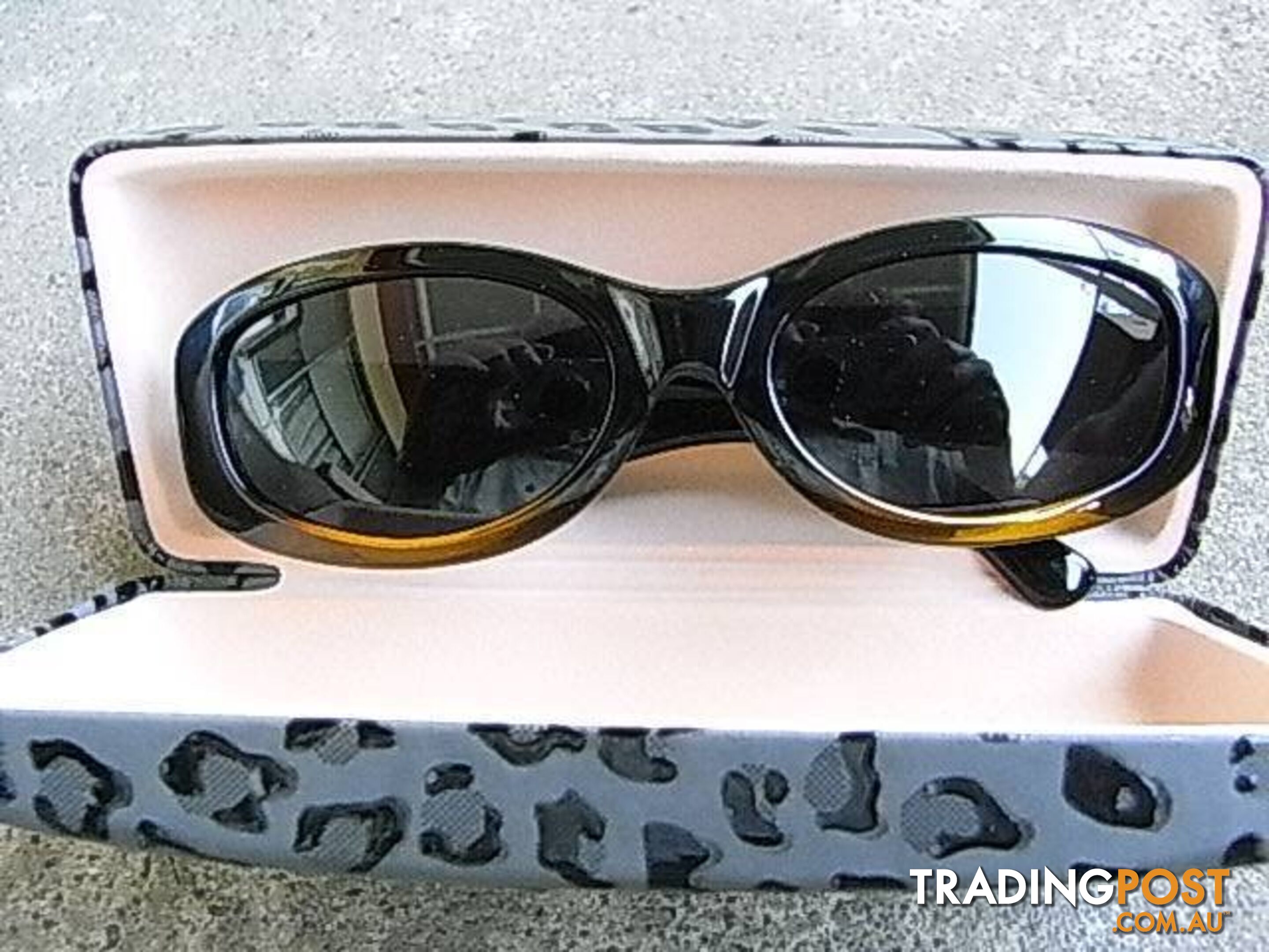 COUNTRY ROAD SUNGLASSES MADE IN ITALY PICKUP OR POST 6.99