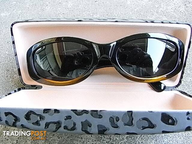 COUNTRY ROAD SUNGLASSES MADE IN ITALY PICKUP OR POST 6.99